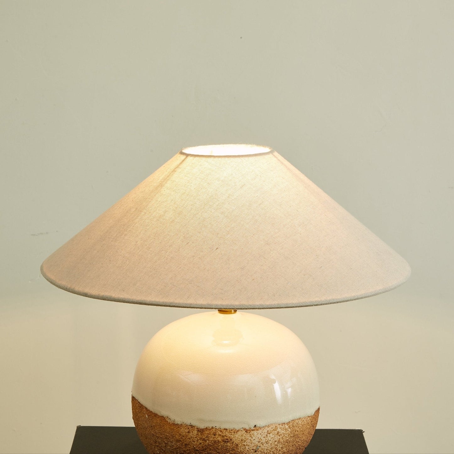 Two-color round table lamp